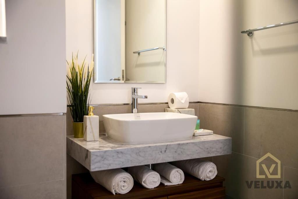 Veluxa - Luxury And Bright 1 Bedroom Apartment, Burj View! Dubai Eksteriør bilde