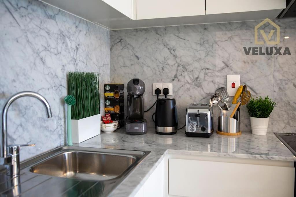 Veluxa - Luxury And Bright 1 Bedroom Apartment, Burj View! Dubai Eksteriør bilde